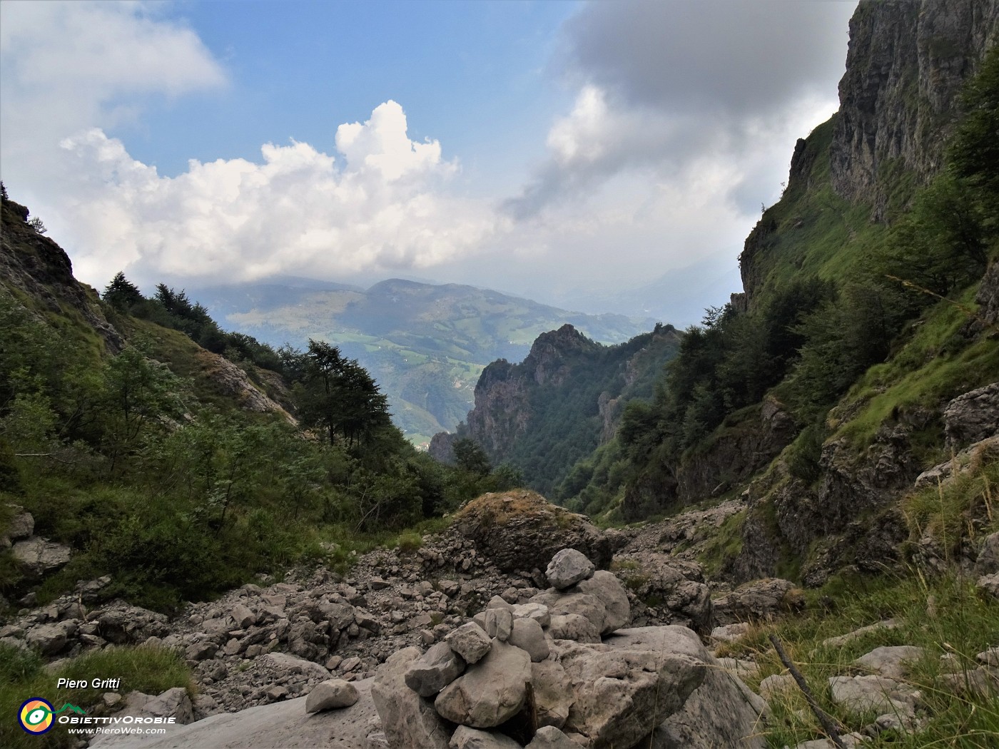 31 La  Val Gerona sale tormentata e il sentiero si sposta ricercando i passaggi meno impegnativi.JPG